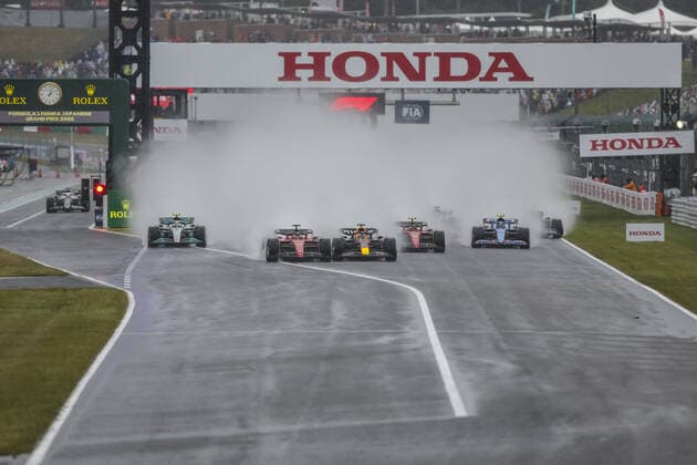 01 VERSTAPPEN Max (nld), Red Bull Racing RB18, action and 16 LECLERC Charles (mco), Scuderia Ferrari F1-75, action, start of the race, depart, during the Formula 1 Honda Japense Grand Prix 2022, 18th round of the 2022 FIA Formula One World Championship, WM, Weltmeisterschaft from Octobre 7 to 9, 2022 on the Suzuka International Racing Course, in Suzuka, Mie Prefecture, Japan - F1 - JAPANESE GRAND PRIX 2022 - RACE DPPI Panoramic  GOOD3438