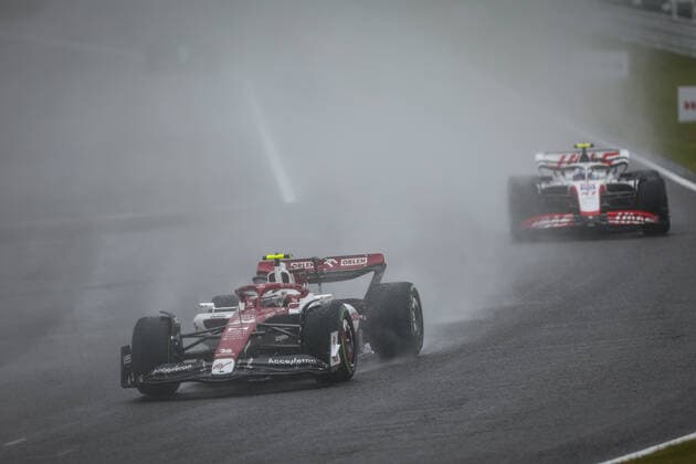24 ZHOU Guanyu (chi), Alfa Romeo F1 Team ORLEN C42, action during the Formula 1 Honda Japense Grand Prix 2022, 18th round of the 2022 FIA Formula One World Championship, WM, Weltmeisterschaft from Octobre 7 to 9, 2022 on the Suzuka International Racing Course, in Suzuka, Mie Prefecture, Japan - F1 - JAPANESE GRAND PRIX 2022 - RACE DPPI Panoramic  GOOD3414