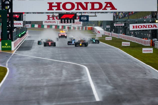 Start of the race: 01 VERSTAPPEN Max (nld), Red Bull Racing RB18, 16 LECLERC Charles (mco), Scuderia Ferrari F1-75, action during the Formula 1 Honda Japanese Grand Prix 2022, 18th round of the 2022 FIA Formula One World Championship, WM, Weltmeisterschaft from Octobre 7 to 9, 2022 on the Suzuka International Racing Course, in Suzuka, Mie Prefecture, Japan - F1 - JAPANESE GRAND PRIX 2022 - RACE DPPI Panoramic  20221009_GOOD3421