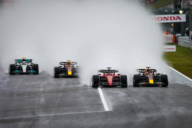 Start of the race: 01 VERSTAPPEN Max (nld), Red Bull Racing RB18, 16 LECLERC Charles (mco), Scuderia Ferrari F1-75, 11 PEREZ Sergio (mex), Red Bull Racing RB18, 44 HAMILTON Lewis (gbr), Mercedes AMG F1 Team W13, action during the Formula 1 Honda Japanese Grand Prix 2022, 18th round of the 2022 FIA Formula One World Championship, WM, Weltmeisterschaft from Octobre 7 to 9, 2022 on the Suzuka International Racing Course, in Suzuka, Mie Prefecture, Japan - F1 - JAPANESE GRAND PRIX 2022 - RACE DPPI Panoramic  20221009_GOOD3453