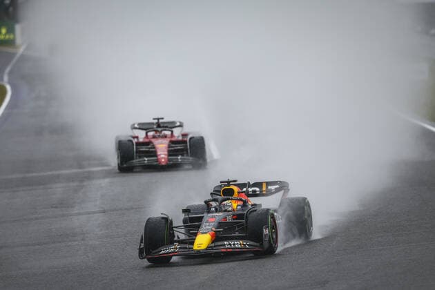 01 VERSTAPPEN Max (nld), Red Bull Racing RB18, action with 16 LECLERC Charles (mco), Scuderia Ferrari F1-75 during the Formula 1 Honda Japense Grand Prix 2022, 18th round of the 2022 FIA Formula One World Championship, WM, Weltmeisterschaft from Octobre 7 to 9, 2022 on the Suzuka International Racing Course, in Suzuka, Mie Prefecture, Japan - F1 - JAPANESE GRAND PRIX 2022 - RACE DPPI Panoramic  GOOD3366