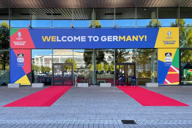 Entrance for the guests to the draw of the qualifying groups for the European Championship 2024 in the Frankfurt Festhalle Frankfurt 09 10 2022 EURO2024 Qualifying Draw EM 2024 Draw of the qualifying groups, Festhalle Frankfurt