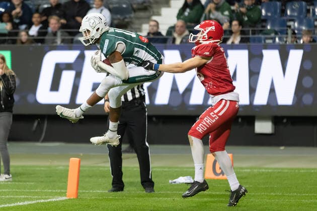 Potsdam Royals Schwäbisch Hall Unicorns, German Bowl XLIII touchdown for the Unicorns Aurieus Minton Unicorns, 18 catches the pass of his quarterback in the air, right Jonas Gacek Royals, 19 can not intervene Final of the erima GFL between the Potsdam Royals and Schwäbisch Hall Unicorns on 8 October 2022 at Deutsche Bank Park in Frankfurt am Main , Frankfurt am Main Hesse Germany Deutsche Bank Park