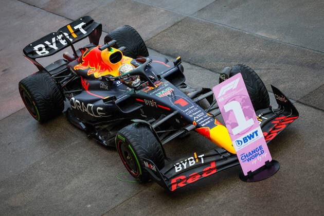 VERSTAPPEN Max (ned), Red Bull Racing RB18, celebrating race victory and World Championship, WM, Weltmeisterschaft during the Formula 1 Honda Japanese Grand Prix 2022, 18th round of the 2022 FIA Formula One World Championship from Octobre 7 to 9, 2022 on the Suzuka International Racing Course, in Suzuka, Mie Prefecture, Japan - F1 - JAPANESE GRAND PRIX 2022 - RACE DPPI Panoramic  20221009_G00D1319