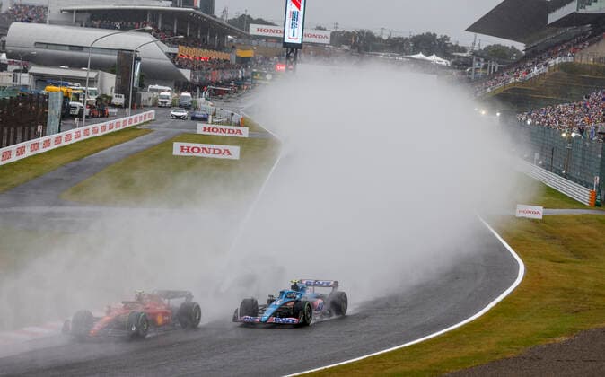 Start, 55 Carlos Sainz ESP, Scuderia Ferrari , 31 Esteban Ocon FRA, BWT Alpine F1 Team , F1 Grand Prix of Japan at Suzuka International Racing Course on October 9, 2022 in Suzuka, Japan Photo by HOCH ZWEI Suzuka Japan