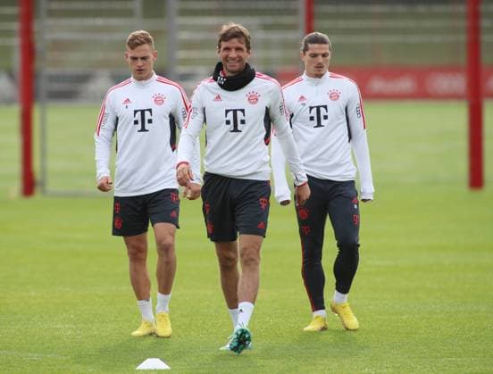 Munich, Germany 09 October 2022 football, men, season 2022 2023, FC Bayern München, Säbener Strasse, training ground, training Joshua Kimmich FC Bayern München li with Thomas Müller, Mueller FC Bayern München mitte and Marcel Sabitzer FC Bayern München re
