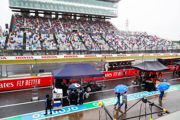 22 TSUNODA Yuki (jap), Scuderia AlphaTauri AT03, in the pitlane during red flag, drapeau rouge during the Formula 1 Honda Japanese Grand Prix 2022, 18th round of the 2022 FIA Formula One World Championship, WM, Weltmeisterschaft from October 7 to 9, 2022 on the Suzuka International Racing Course, in Suzuka, Mie Prefecture, Japan - F1 - JAPANESE GRAND PRIX 2022 - RACE DPPI Panoramic  00122042__V2_8359