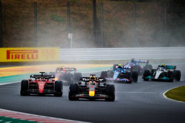 01 VERSTAPPEN Max (nld), Red Bull Racing RB18, 16 LECLERC Charles (mco), Scuderia Ferrari F1-75, action during the Formula 1 Honda Japanese Grand Prix 2022, 18th round of the 2022 FIA Formula One World Championship, WM, Weltmeisterschaft from October 7 to 9, 2022 on the Suzuka International Racing Course, in Suzuka, Mie Prefecture, Japan - F1 - JAPANESE GRAND PRIX 2022 - RACE DPPI Panoramic  00122042__V2_8547