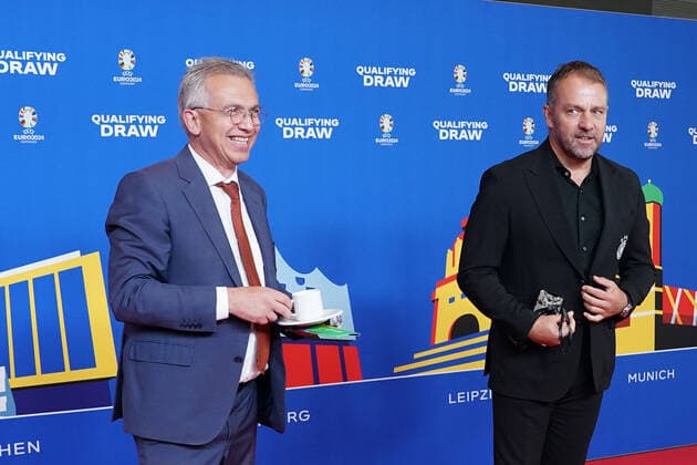 Frankfurts mayor Peter Feldmannn comes with a coffee cup on the red carpet and provides another faux pas at the draw of the qualifying groups for the European Championship 2024 in Frankfurts Festhalle, national coach Hansi Flick Germany Germany looks irritated Frankfurt 09 10 2022 EURO2024 Qualifying Draw EM 2024 Draw of the qualifying groups, Festhalle Frankfurt
