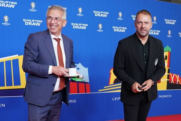 Frankfurts mayor Peter Feldmannn comes with a coffee cup on the red carpet and provides another faux pas at the draw of the qualifying groups for the European Championship 2024 in Frankfurts Festhalle, national coach Hansi Flick Germany Germany looks irritated Frankfurt 09 10 2022 EURO2024 Qualifying Draw EM 2024 Draw of the qualifying groups, Festhalle Frankfurt