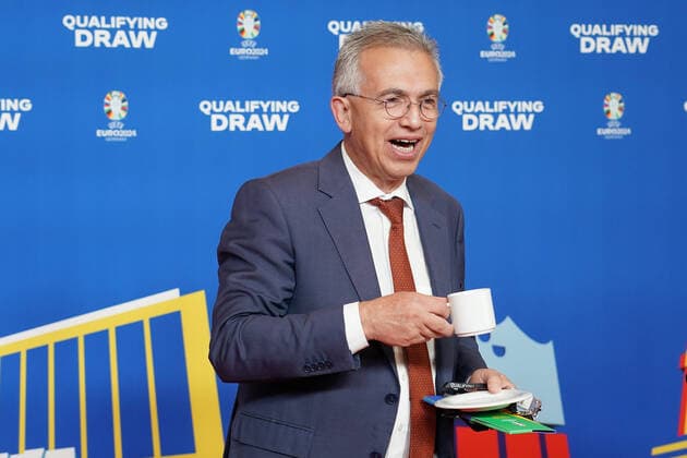 Frankfurts mayor Peter Feldmannn comes with a coffee cup on the red carpet and provides another faux pas at the draw of the qualifying groups for the European Championship 2024 in Frankfurts Festhalle, national coach Hansi Flick Germany Germany looks irritated Frankfurt 09 10 2022 EURO2024 Qualifying Draw EM 2024 Draw of the qualifying groups, Festhalle Frankfurt