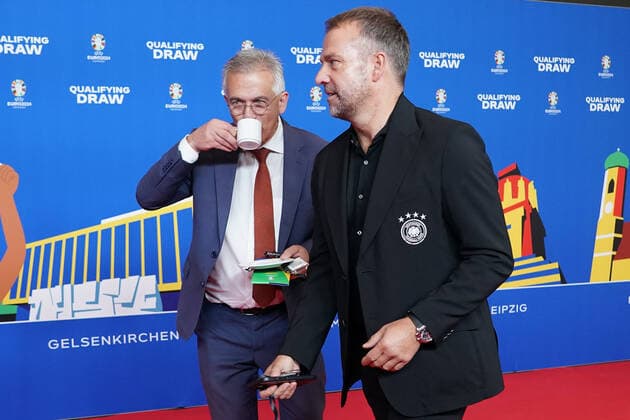 Frankfurts mayor Peter Feldmannn comes with a coffee cup on the red carpet and provides another faux pas at the draw of the qualifying groups for the European Championship 2024 in Frankfurts Festhalle, national coach Hansi Flick Germany Germany looks irritated Frankfurt 09 10 2022 EURO2024 Qualifying Draw EM 2024 Draw of the qualifying groups, Festhalle Frankfurt