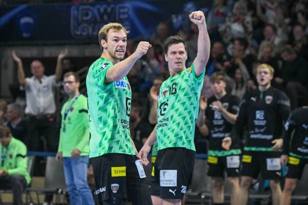 09 10 2022, xlakx, handball Liqui Moly HBL, Fuechse Berlin THW Kiel emspor, v l Mathias Gidsel Fuechse Berlin 19 ,Hans Lindberg Fuechse Berlin 18 ,jubilation, goal jubilation, cheers about the goal, celebrate the goal, celebration Berlin
