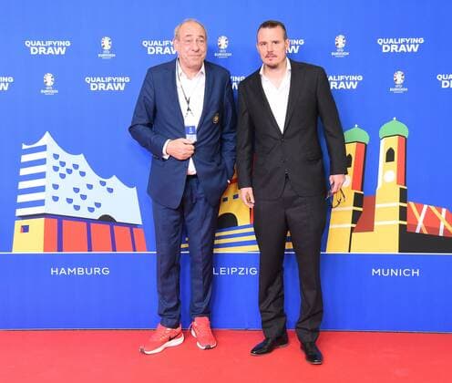 09 10 2022 Frankfurt am Main, EURO2024 Qualifying Draw EM 2024 Draw of Qualifying Groups, Festhalle Frankfurt Eintracht Frankfurt President Peter Fischer with soccer godAlexander Meier emspor, DFL regulations prohibit any use of photographs as image sequences and or quasi video