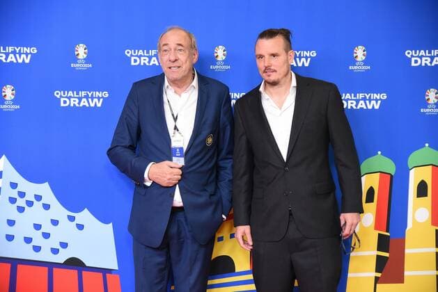 09 10 2022 Frankfurt am Main, EURO2024 Qualifying Draw EM 2024 Draw of Qualifying Groups, Festhalle Frankfurt Eintracht Frankfurt President Peter Fischer with soccer godAlexander Meier emspor, DFL regulations prohibit any use of photographs as image sequences and or quasi video