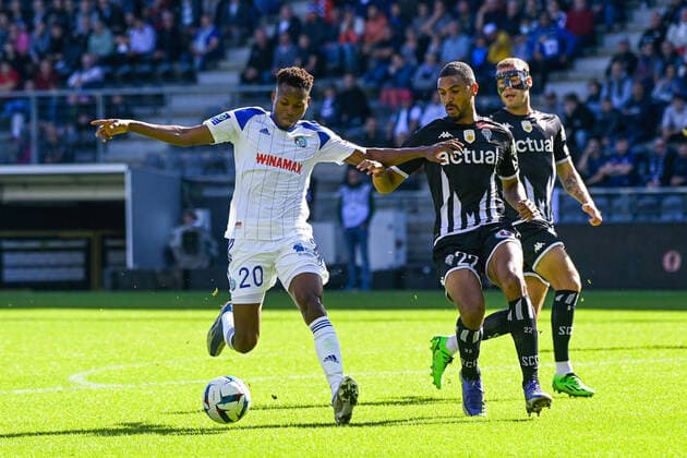 Habib Diallo ( 20 - Strasbourg ) - Cedric HOUNTONDJI ( 22 - Angers ) - FOOTBALL : Angers vs Strasbourg - Ligue 1 - 09 10 2022 FedericoPestellini Panoramic 