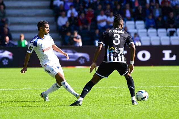 Colin DAGBA ( 2 - Strasbourg ) - Souleyman DOUMBIA ( 3 - Angers ) - FOOTBALL : Angers vs Strasbourg - Ligue 1 - 09 10 2022 FedericoPestellini Panoramic 