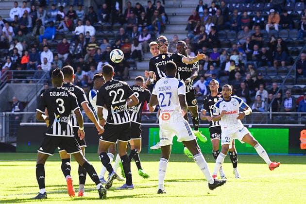 Miha BLAZIC ( 5 - Angers ) - Habib Diallo ( 20 - Strasbourg ) - FOOTBALL : Angers vs Strasbourg - Ligue 1 - 09 10 2022 FedericoPestellini Panoramic 