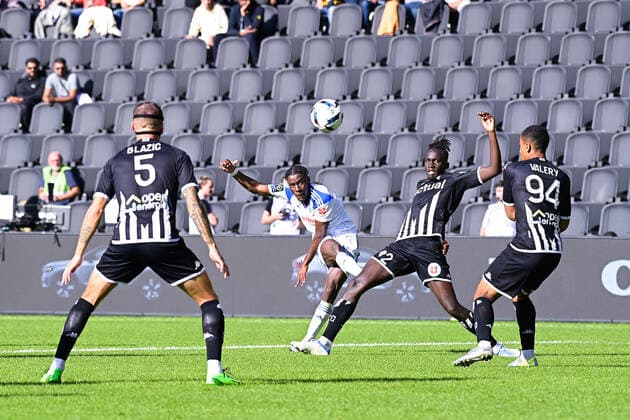 BELLEGARDE Jean Ricner ( 17 - Strasbourg ) - Miha BLAZIC ( 5 - Angers ) - Yan VALERY ( 94 - Angers ) - FOOTBALL : Angers vs Strasbourg - Ligue 1 - 09 10 2022 FedericoPestellini Panoramic 