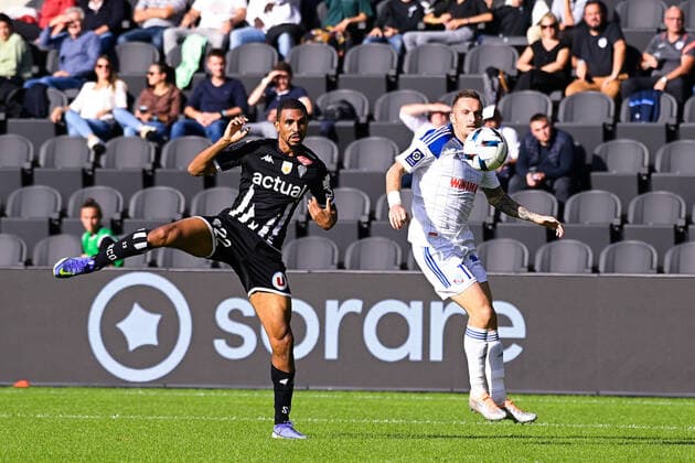 Cedric HOUNTONDJI ( 22 - Angers ) - LIENARD Dimitri ( 11 - Strasbourg ) - FOOTBALL : Angers vs Strasbourg - Ligue 1 - 09 10 2022 FedericoPestellini Panoramic 