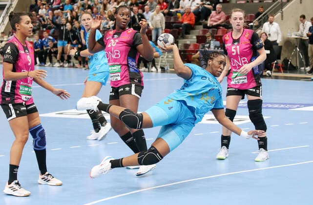 Sport Themen der Woche KW40 Sport Bilder des Tages 09.10.2022, Deutschland, Ludwigsburg, Handball Frauen EHF Champions League, SG BBM Bietigheim vs. Vipers Kristiansand, mitte v.l. Lysa Tchaptchet Defo (Vipers), Kaba Gassama (BBM) *** 09 10 2022, Germany, Ludwigsburg, Handball Women EHF Champions League, SG BBM Bietigheim vs Vipers Kristiansand, center v l Lysa Tchaptchet Defo Vipers , Kaba Gassama BBM