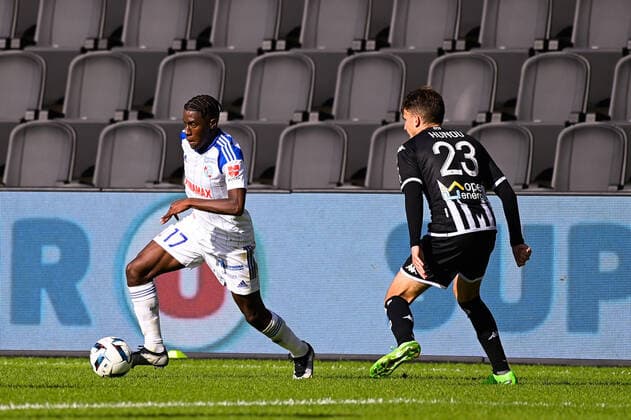BELLEGARDE Jean Ricner ( 17 - Strasbourg ) - Adrien HUNOU ( 23 - Angers ) - FOOTBALL : Angers vs Strasbourg - Ligue 1 - 09 10 2022 FedericoPestellini Panoramic 