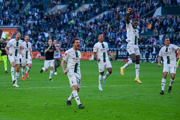 GER, 1 FBL, Borussia Mönchengladbach vs 1 FC Köln 09 10 2022, Borussia Park, Mönchengladbach , GER, 1 FBL, Borussia Mönchengladbach vs 1 FC Köln in picture shows final cheer Jonas Hofmann Borussia Mönchengladbach 23 and Marcus Thuram Borussia Mönchengladbach 10 jump up in front of the Nordkurve nordphotoxGmbHx xTeresaxKroeger nordphoto00008