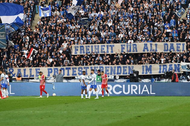 Football, men, season 2022 2023, 1 Bundesliga 9 matchday , Hertha BSC SC Freiburg, The fans of Hertha BSC with a banner Freedom for Ali Daei all protesters in Iran , 09 10 2022, Copyright: xSebastianxRäppold MatthiasxKochx