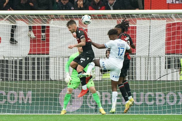 Mattia Viti (OGC Nice) - Yoann Salmier (Troyes) FOOTBALL : OGC Nice vs Troyes - Ligue 1 Uber Eats - Nice - 09 10 2022 NorbertScanella Panoramic 