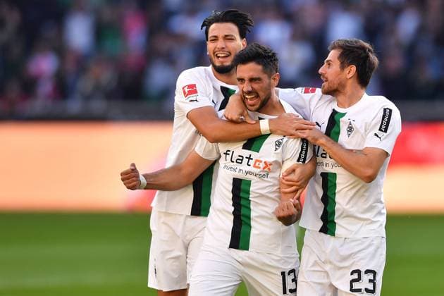 Sport Themen der Woche KW40 Sport Bilder des Tages Fußball 1. Bundesliga 9. Spieltag Borussia Mönchengladbach - 1. FC Köln am 09.10.2022 im Borussia-Park in Mönchengladbach Torjubel Jubel Tor zum 3:1 durch Lars Stindl ( Mönchengladbach ) Ramy Bensebaini ( Mönchengladbach ), links - Lars Stindl ( Mönchengladbach ), mitte - Jonas Hofmann ( Mönchengladbach ), rechts DFL regulations prohibit any use of photographs as image sequences and or quasi-video. *** Soccer 1 Bundesliga 9 Matchday Borussia Mönchengladbach 1 FC Köln on 09 10 2022 at Borussia Park in Mönchengladbach Goal celebrations Goal to 3 1 by Lars Stindl Mönchengladbach Ramy Bensebaini Mönchengladbach , left Lars Stindl Mönchengladbach , center Jonas Hofmann Mönchengladbach , right DFL regulations prohibit any use of photographs as image sequences and or quasi video xHDx