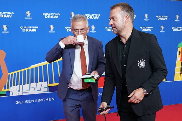 National coach Hansi Flick Germany Germany and Frankfurts mayor Peter Feldmann with coffee cup at the draw of the qualifying groups for the European Championship 2024 in Frankfurts Festhalle 09 10 2022 EURO2024 Qualifying Draw EM 2024 Draw of the qualifying groups, Festhalle Frankfurt