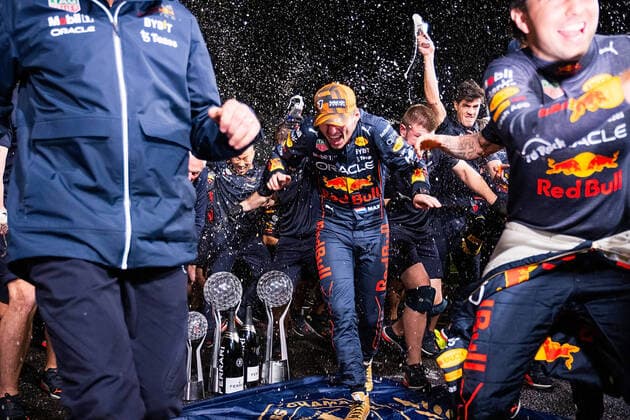 Bilder des Jahres, Sport 10 Oktober Formula 1 2022 Honda Japanese Grand Prix 09.10.2022, Suzuka International Racing Course, Suzuka, Formula 1 2022 Honda Japanese Grand Prix , im Bild Weltmeister 2022 Max Verstappen (NEL), Oracle Red Bull Racing, Technikchef Adrian Newey, Motorsportchef Dr. Helmut Marko (Red Bull Racing Honda), Teamchef Christian Horner (Red Bull Racing Honda), Sergio Perez (MEX), Oracle Red Bull Racing. *** Formula 1 2022 Honda Japanese Grand Prix 09 10 2022, Suzuka International Racing Course, Suzuka, Formula 1 2022 Honda Japanese Grand Prix , in picture World Champion 2022 Max Verstappen NEL , Oracle Red Bull Racing, Chief Technical Officer Adrian Newey, Chief Motorsport Officer Dr Helmut Marko Red Bull Racing Honda , Team Principal Christian Horner Red Bull Racing Honda , Sergio Perez MEX , Oracle Red Bull Racing nordphotoxGmbHx xBratic nph00250