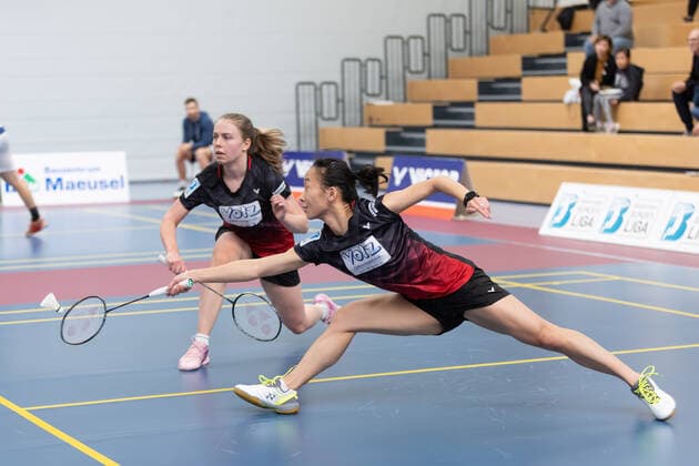 SV Fun Ball Dortelweil TV Refrath, Badminton Bundesliga Iris Wang SV Fun Ball Dortelweil, in front with her doubles partner Julie Macpherson SV Fun Ball Dortelweil Badminton Bundesliga match between SV Fun Ball Dortelweil and TV Refrath on 9 October 2022 in Bad Vilbel Dortelweil , Bad Vilbel Hesse Germany Sports Hall of the European School Rhein Main