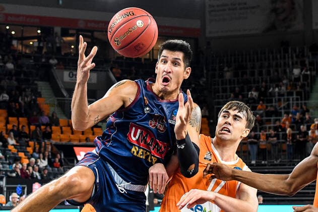 Sport Themen der Woche KW41 Sport Bilder des Tages GER, EuroCup, ratiopharm Ulm vs Umana Reyer Venice 11.10.2022, ratiopharm arena, Neu-Ulm, GER, EuroCup, ratiopharm Ulm vs Umana Reyer Venice, im Bild Derek Willis (Venice, 35), Juan Nunez (Ulm, 17) *** GER, EuroCup, ratiopharm Ulm vs Umana Reyer Venice 11 10 2022, ratiopharm arena, New Ulm, GER, EuroCup, ratiopharm Ulm vs Umana Reyer Venice, in picture Derek Willis Venice, 35 , Juan Nunez Ulm, 17 nordphotoxGmbHx xHafner nph00200