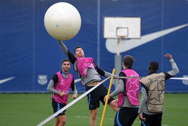 Sport Themen der Woche KW41 Sport Bilder des Tages FC Internazionale Training Session Robert Lewandowski during the training before the Champions League match against FC Internazionale Milano, in Barcelona, on 11th October 2022. Barcelona Spain  Copyright: xUrbanandsportx originalFilename:urbanandsport-fcbarcel221011_npSTg.jpg