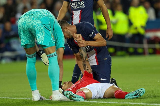 Sport Themen der Woche KW41 Sport Bilder des Tages PARIS 11.10.2022, xjfx Champions Legue 2022 2023 Group H Paris Saint Germain - S.L.Benfica v.l., Schrecksegunde, Alejandro Grimaldo (S.L.Benfica) liegt verletzt am Boden getroffen von Pablo Sarabia (Paris Saint-Germain) *** PARIS 11 10 2022, xjfx Champions Legue 2022 2023 Group H Paris Saint Germain S L Benfica v l , scare louts, Alejandro Grimaldo S L Benfica lies injured on the ground hit by Pablo Sarabia Paris Saint Germain. Copyright: JoaquimxFerreira