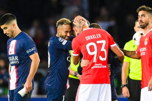 Bilder des Jahres, Sport 10 Oktober Sport Themen der Woche KW41 Sport Bilder des Tages accolade entre Julian Draxler (Benfica) et Neymar Jr (PSG) en fin de match FOOTBALL : PSG vs Benfica Lisbonne - Ligue des Champions - 11 10 2022 JBAutissier Panoramic 