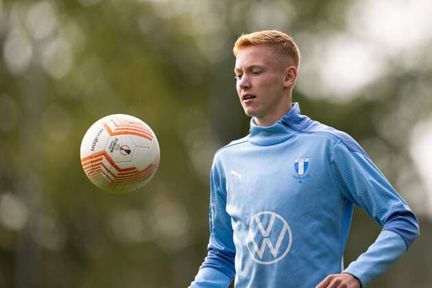 221012 Hugo Larsson during a training session with Malmö FF on October 12, 2022 in Malmö Photo Petter Arvidson BILDBYRAN code PA PA0413 football football soccer fotball uefa europa league training practice training malmö ff bbeng,  Copyright: PETTERxARVIDSON BB221012PA032