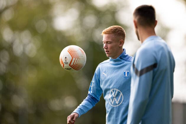 221012 Hugo Larsson during a training session with Malmö FF on October 12, 2022 in Malmö Photo Petter Arvidson BILDBYRAN code PA PA0413 football football soccer fotball uefa europa league training practice training malmö ff bbeng,  Copyright: PETTERxARVIDSON BB221012PA034