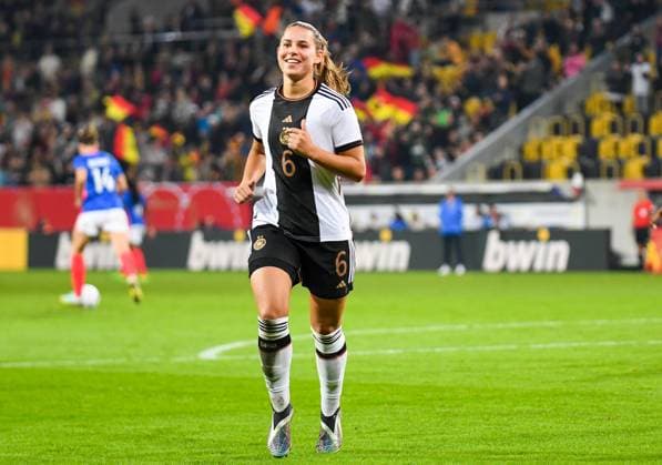 Soccer Women International Match Germany France 07 10 2022 Rudolf Harbig Stadion Dresden 07 10 2022 symbol, symbolic photo, symbolic image, image symbol, representation, signum goal cheer Lena Oberdorf 6, Germany , after the goal of Alexandra Popp to 2 0 Dresden Rudolf Harbig Stadion Saxony Germany Copyright: xLobeca InesxHähnelx