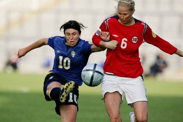 WARRINGTON 2005 06 16 UEFA Womens championship 2005 Sweden plays semi-final against Norway Swedens Hanna Ljungberg and Norways Marit Fiane Christensen Norway won the match 3 2 in extra time WARRINGTON ENGLAND FOOTBALL x10701x  Copyright: xJESSICAxGOWx SVE-NOR SEMI