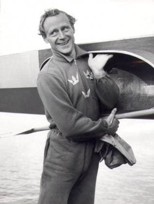 MELBOURNE 5 DEC 1956 - Melbourne Olympics, Gert Fredriksson, of Sweden, winner of the kayak singles 10.000 metres event at Ballarat, lifts his canoe after his win on Lake Wendouree. MELBOURNE AUS Tävlingsbilder x450x *** MELBOURNE 5 DEC 1956 Melbourne Olympics, Gert Fredriksson, of Sweden, winner of the kayak singles 10,000 meters event at Ballarat, lifts his canoe after his win on Lake Wendouree MELBOURNE AUS Competition images x450x  Copyright: xUPIx