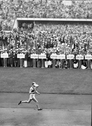 HELSINGFORS 1952 Den finländske löparen Paavo Nurmi med OS-facklan HELSINGFORS FINLAND PB-KOD: 51 x190x *** HELSINGTON 1952 The Finnish runner Paavo Nurmi with the Olympic torch HELSINGTON FINLAND PB CODE 51 x190x  Copyright: xPressensxBild TTx OS HELSINGFORS 1952 OS-FACKLAN