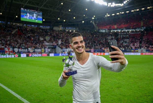 Leipzigs Andre Silva takes a selfie with his Player of the Match trophaee Football Champions League, Preliminary Round Matchday 3 RB Leipzig Celtic Glasgow FC 3 1 5 October 2022 Leipzig, Red Bull Arena RB Leipzig Celtic Glasgow FC 3 1