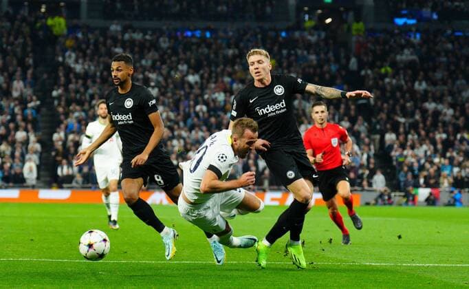 Bilder des Jahres, Sport 10 Oktober Sport Themen der Woche KW41 Sport Bilder des Tages Mandatory Credit: Photo by Javier Garcia Shutterstock (13456166r) Kristijan Jakic of Eintracht Frankfurt fouls Harry Kane of Tottenham Hotspur and a pealty is given after a VAR monitor check Tottenham Hotspur v Eintracht Frankfurt, UEFA Champions League, Group D, Football, Tottenham Hotspur Stadium, London, UK - 12 Oct 2022 EDITORIAL USE ONLY No use with unauthorised audio, video, data, fixture lists, club league logos or live services. Online in-match use limited to 120 images, no video emulation. No use in betting, games or single club league player publications. Tottenham Hotspur v Eintracht Frankfurt, UEFA Champions League, Group D, Football, Tottenham Hotspur Stadium, London, UK - 12 Oct 2022 EDITORIAL USE ONLY No use with unauthorised audio, video, data, fixture lists, club league logos or live services. Online in-match use limited to 120 images, no video emulation. No use in betting, games or single club league player publications.  Copyright: xJavierxGarcia Shutterstockx 13456166r