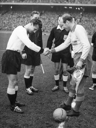 HAMBURG 19571120 FILE Germany Sweden 1 0 Swedish captain Gunnar Gren R receives the German colors before the match HAMBURG GERMANY Football x194x  Copyright: xPRESSENSxBILDx SOCCER-GER-SWE