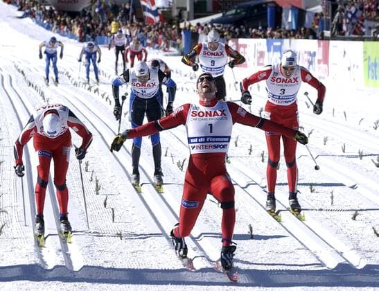 VAL DI FIEMME 20030219 30 km masstart herrar..Det blev trippel Norskt när herrarnas masstart över 30 km avgjordes i ett dramatiskt lopp med mangasvängningar i täten. Thomas Alsgaard( mitten) blev först över malinjen följd av Anders Aukland (tv) och Etil Frode (th). Bakom tv ses Andrus Veerpalu (EST) som länge hade ledningen i lopppet och bakom till höger Andreas Schluetter (GER). Längre bak i fältet skymtar Jörgen Brink och Mattias Frredrikkson. Foto Anders Wiklund SCANPIX code 50030-403 ***Skid-VM-paketet. BETALBILD t.o.m. 20030303, därefter fritt för abonnemangstidningar*** Val di Fiemme italien x50030x *** VAL DI FIEMME 20030219 30 km mens mass start It was a triple Norwegian when the mens mass start over 30 km was decided in a dramatic race with manga swings in the lead Thomas Alsgaard the middle was the first to cross the finish line followed by Anders Aukland tv and Etil Frode th Behind the tv is seen Andrus Veerpalu EST who had the lead for a long time in the race and behind on the right Andreas Schluetter GER Farther back in the field Jörgen Brink and Mattias Frredrikkson loom Photo Anders Wiklund SCANPIX code 50030 403 Ski WC package PAID PICTURE until 20030303, then free for subscription magazines Val di Fiemme Italy x50030x  Copyright: xAndersxWiklundx xTTx 50030