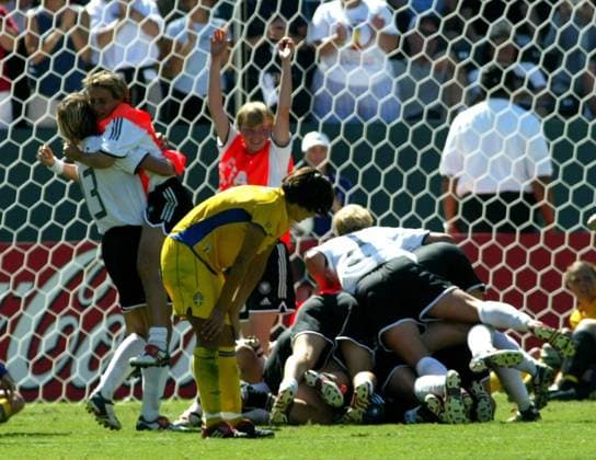 CARSON 20031012 FOOTBALL WC Womens WC final Sweden Germany Jane Törnqvist depresses while the Germans celebrate after the winning goal by Nia Kuenze in the golden goal extra time CARSON UNITED STATES x1013x  Copyright: xJACKxMIKRUTx DAM-VM 2003 TYSKLAND SVERIGE 2-1 FINAL