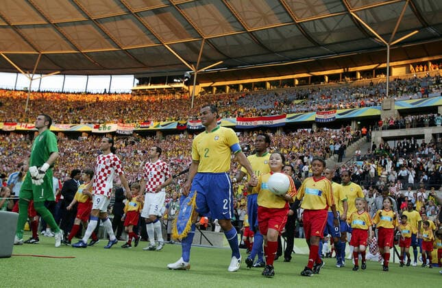 BERLIN 20060613 Brasilien och Kroatien möttes pa tisdag kväll pa Olympiastadion i berlin. Matchen slutade med seger för Brasilien med 1-0 genom mal av Kaka. Här kommer bada lagen in pa arenan. Foto Anders Wiklund SCANPIX Kod 10040 *** BILDEN FRI FÖR ABONNENTER MED SPORTPAKET - FÖR ANDRA BETALBILD *** BERLIN TYSKLAND FOTBOLL x10240x *** BERLIN 20060613 Brazil and Croatia met on Tuesday evening at the Olympic Stadium in Berlin The match ended with a victory for Brazil with 1 0 through a goal by Kaka Here the teams enter the arena Photo Anders Wiklund SCANPIX Code 10040 PHOTO FREE FOR SUBSCRIBERS WITH SPORTS PACKAGES FOR OTHERS PAYMENT BERLIN GERMANY FOOTBALL x10240x  Copyright: xANDERSxWIKLUNDx xTTx 10040
