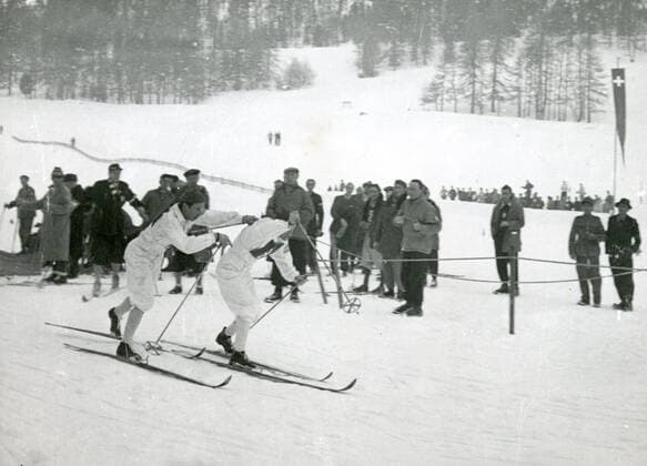 S:t Moritz 1948. Stafett 4x10 km i de olympiska spelen i S:t Moritz. Nils Östensson (t.v.) vinner första stafettsträckan med hela 1,55 min och skickar iväg Nils Täpp pa den andra sträckan. Segermarginalen till Finland blev nästan nio min. SWITZERLAND SKIDOR x190x *** St Moritz 1948 Relay 4x10 km in the Olympic Games in St Moritz Nils Östensson tv wins the first relay leg by a full 1.55 min and sends Nils Täpp off on the second leg The margin of victory for Finland was almost nine min SWITZERLAND SKIDOR x190x  Copyright: xPRESSENSxBILD TTx VINTER-OS 1948 SKIDSTAFETT